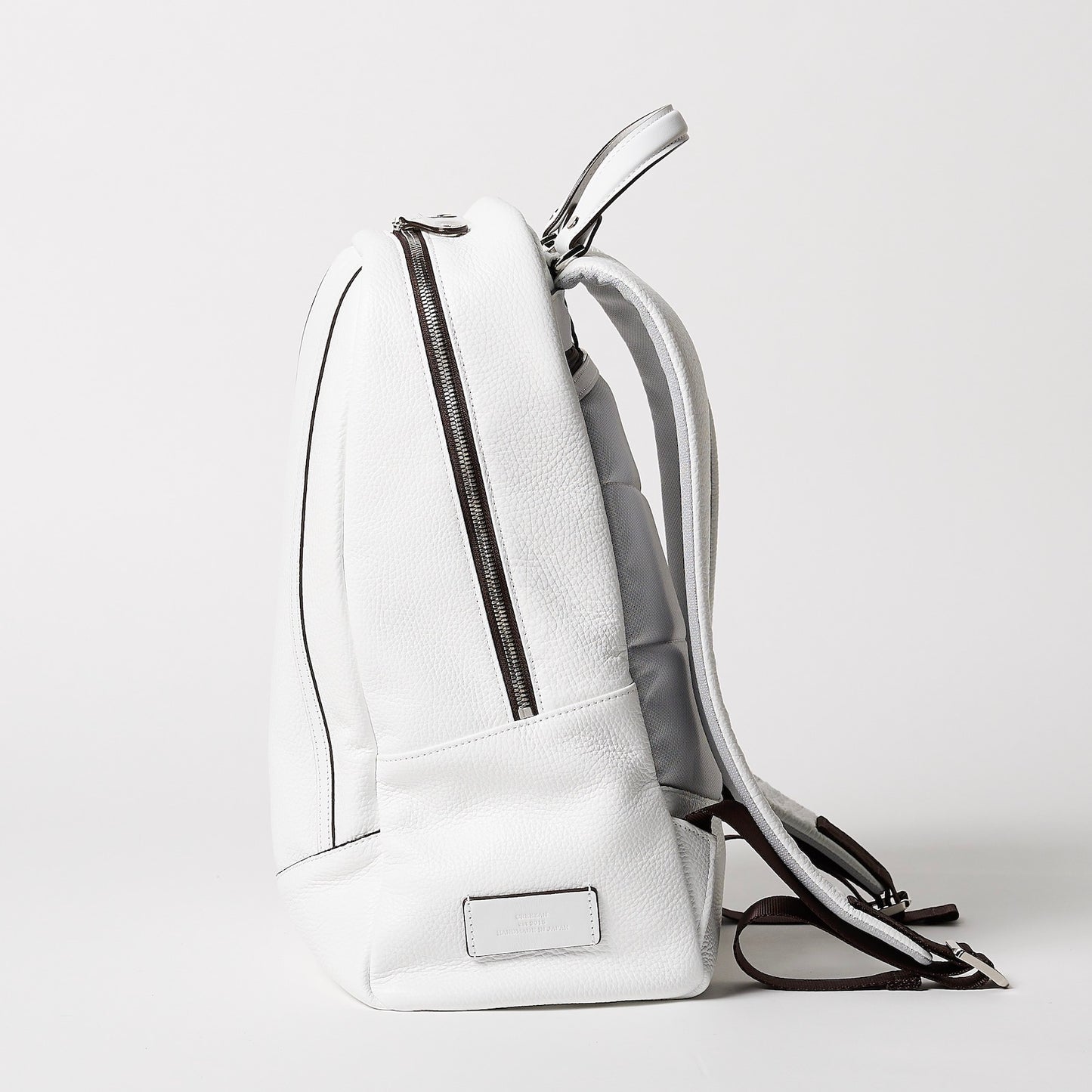 Size: width 27.5 (10.8”) × height 41 (16.1”) × depth 17 cm (6.7”)<br> Weight: 1,030 g (2.27 libs)