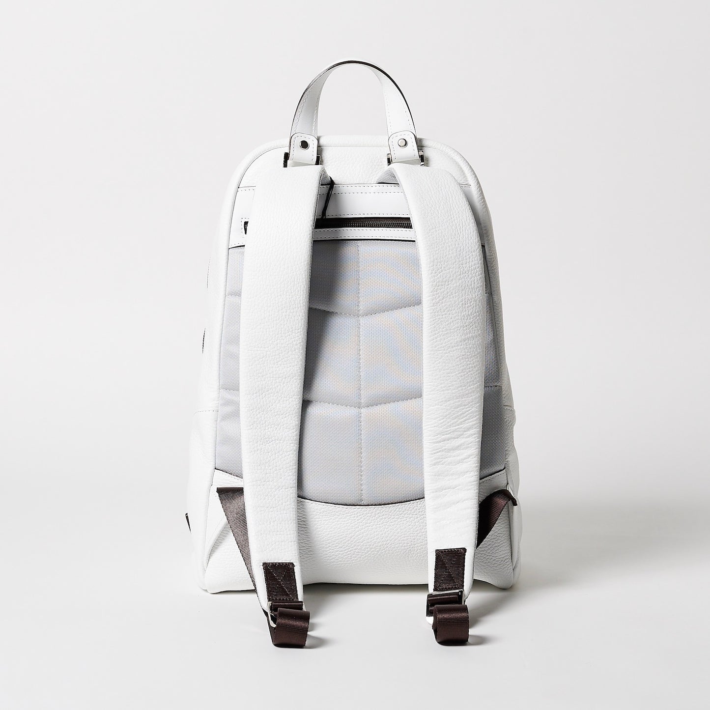 Size: width 27.5 (10.8”) × height 41 (16.1”) × depth 17 cm (6.7”)<br> Weight: 1,030 g (2.27 libs)