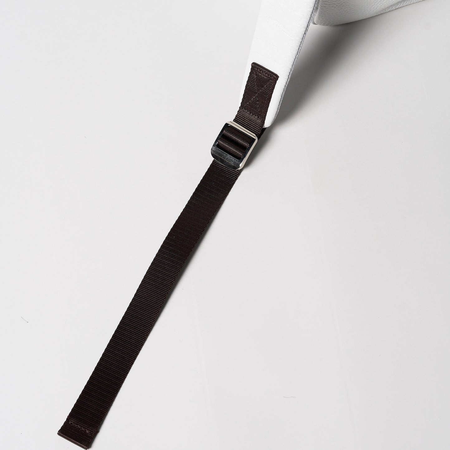 Size: width 27.5 (10.8”) × height 41 (16.1”) × depth 17 cm (6.7”)<br> Weight: 1,030 g (2.27 libs)