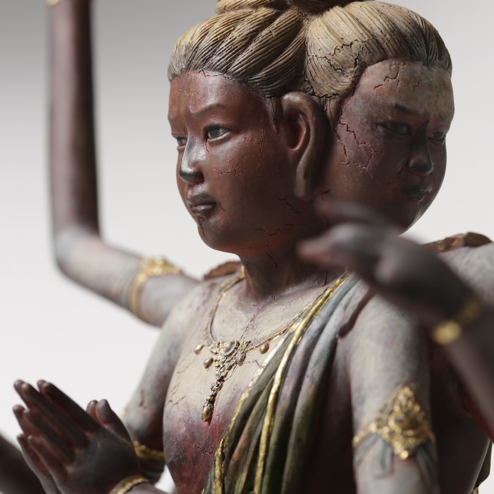 Even the characteristic surface cracks unique to dry-lacquer sculptures have been meticulously reproduced.