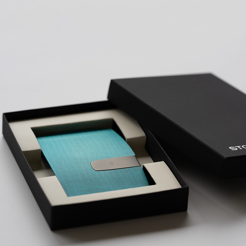 Minimalist wallet with money clip