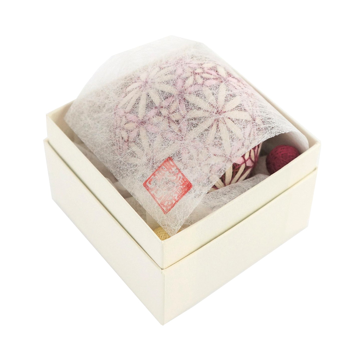 The temari in the box is reference only.