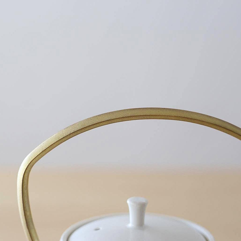 Susumuya Chaten Susumu Dobin Teapot<br>
The brass handle develops a deeper patina over time