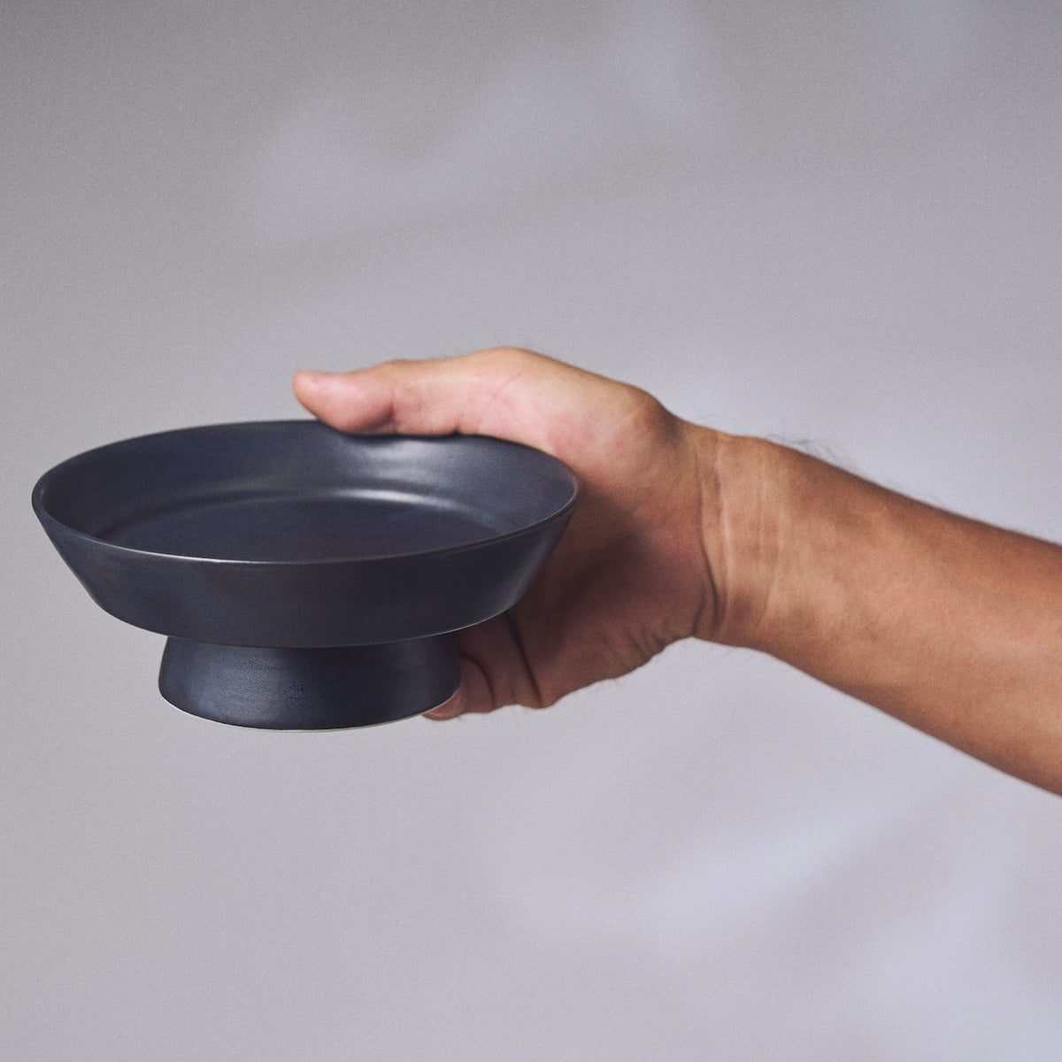 Kuroterasu<br>A footed plate with a classic look