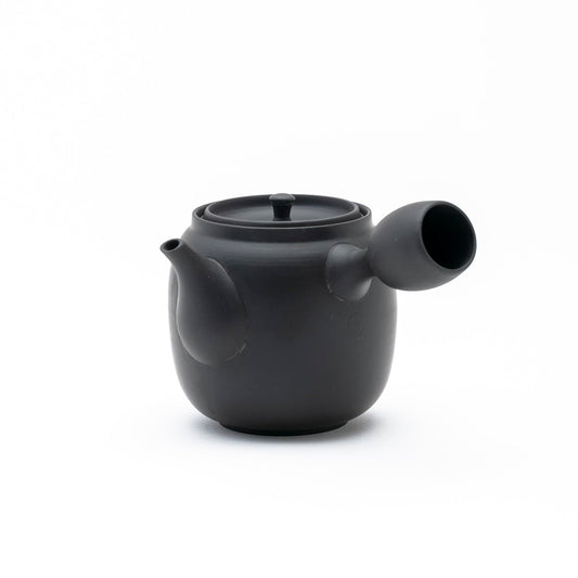Susumuya Chaten Susumu Kyusu 2 Teapot<br>
A lightweight, compact design that's easy to handle, even for smaller hands (capacity: 10.1 fl oz / 300 ml)
