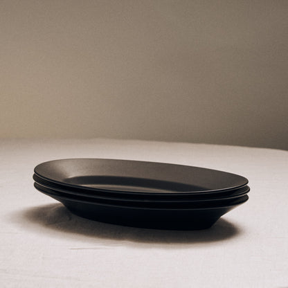 Kuroterasu Oval Plate<br>Stacks neatly, so it takes up little storage space