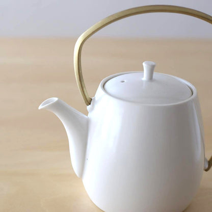 Susumuya Chaten Susumu Dobin Teapot<br>
A modern design pairing white Arita porcelain with a brass handle