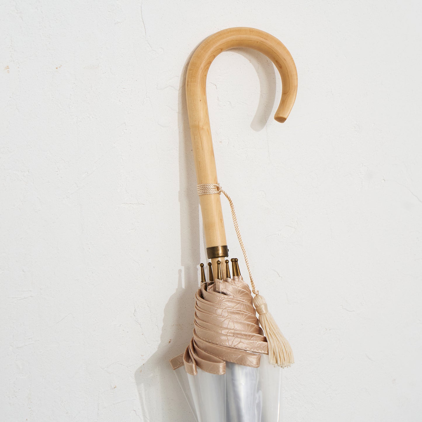 Handle: natural maple wood