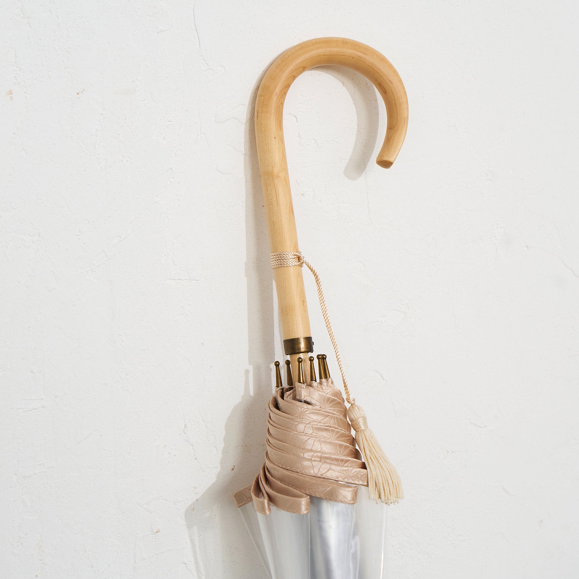 Handle: natural maple wood
