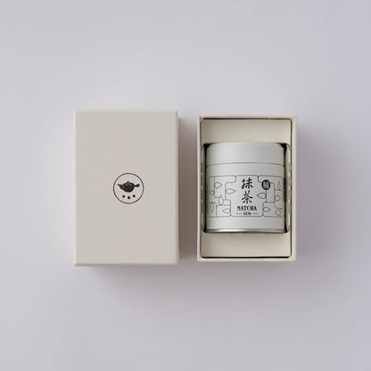 Susumuya Chaten Matcha SEN<br>
Balanced in flavor, the Susumuya standard — ideal as a first matcha or as a gift