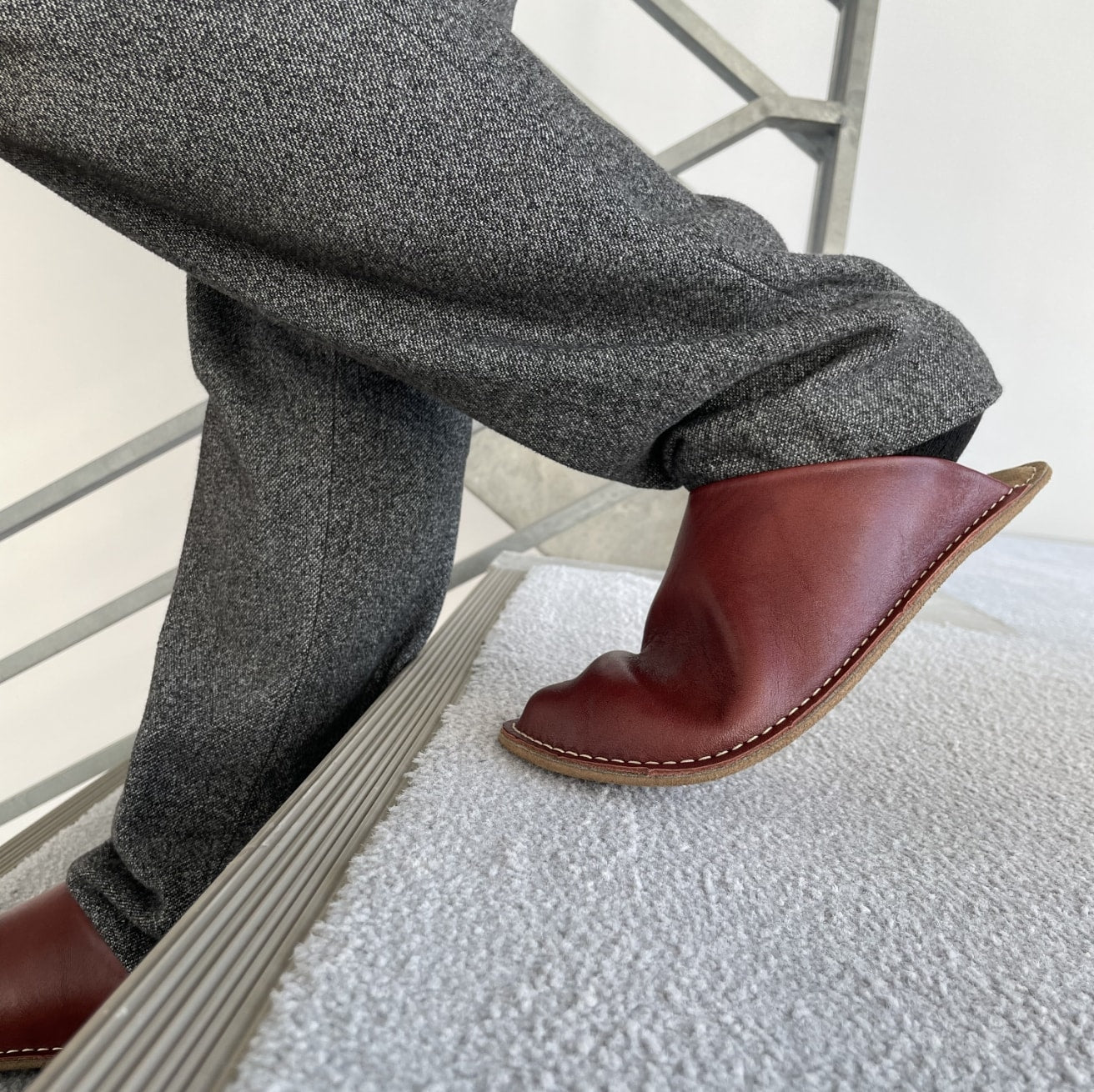 Room shoes "REELA" in Gloss Leather Red Brown