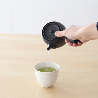 Susumuya Chaten Susumu Kyusu 2 Teapot<br>
The double-walled lid stays cool when you hold it down, so pouring one-handed is easy