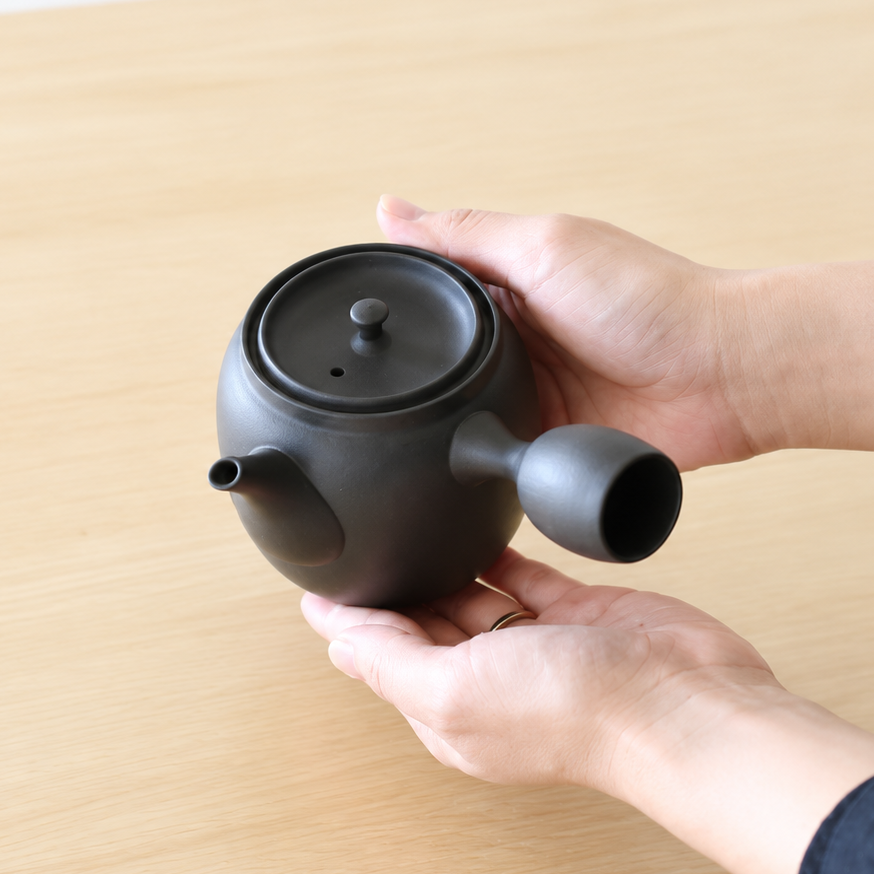Susumuya Chaten Susumu Kyusu 2 Teapot<br>
Holds approx. 10.1 fl oz (300 ml) — a little over one large teacup, or two small ones