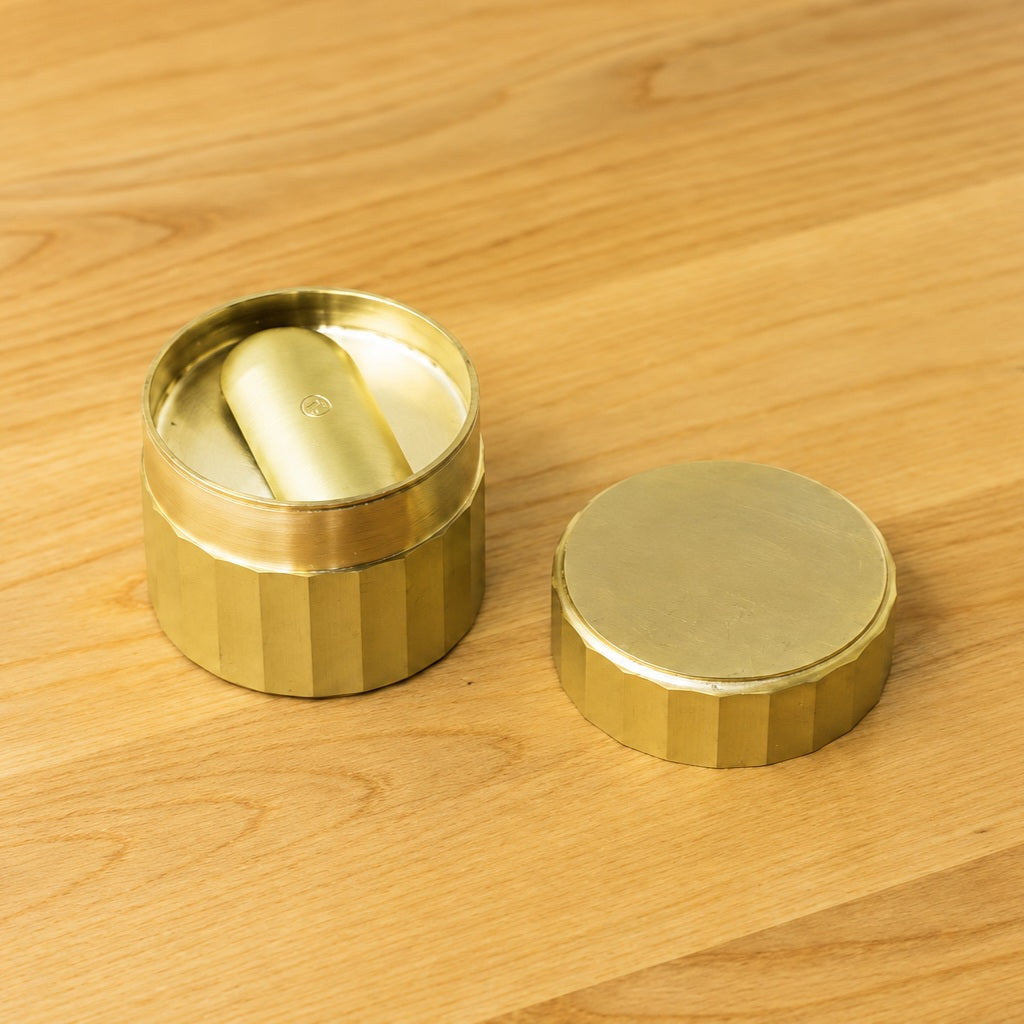 Susumuya Chaten Susumu Tea Caddy & Scoop Set<br>The tea scoop stores inside the caddy's inner lid