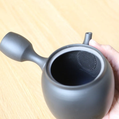 Susumuya Chaten Susumu Kyusu 2 Teapot<br>
Fitted with a sasame ceramic strainer — used leaves wash out with just two or three rinses under running water