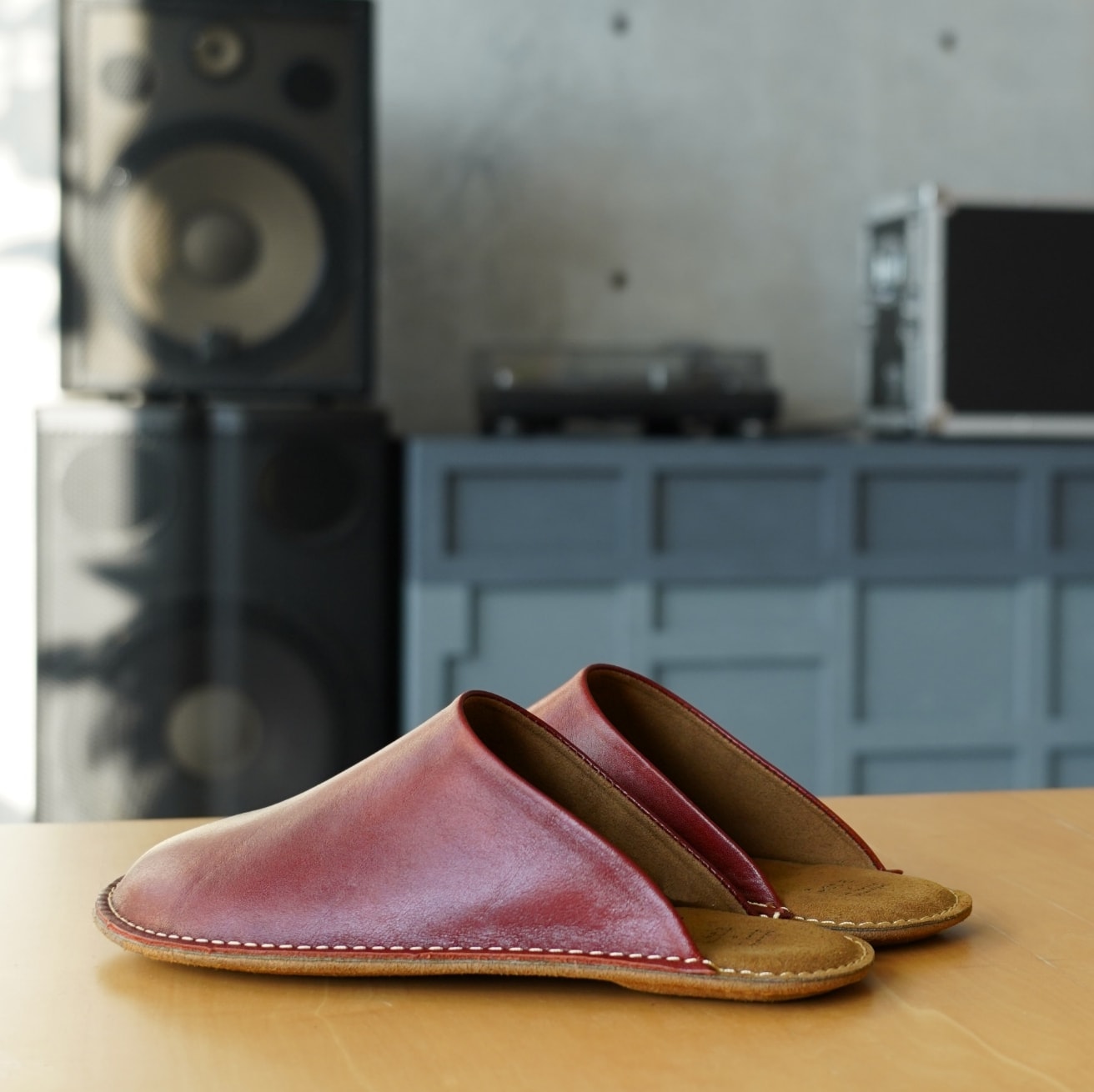 Room shoes "REELA" in Gloss Leather Red Brown