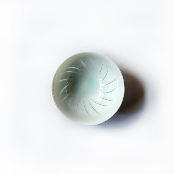 Hiroshi Taruta porcelain sake cup Hotaru-te luminous pattern light detail retirement gift Japan