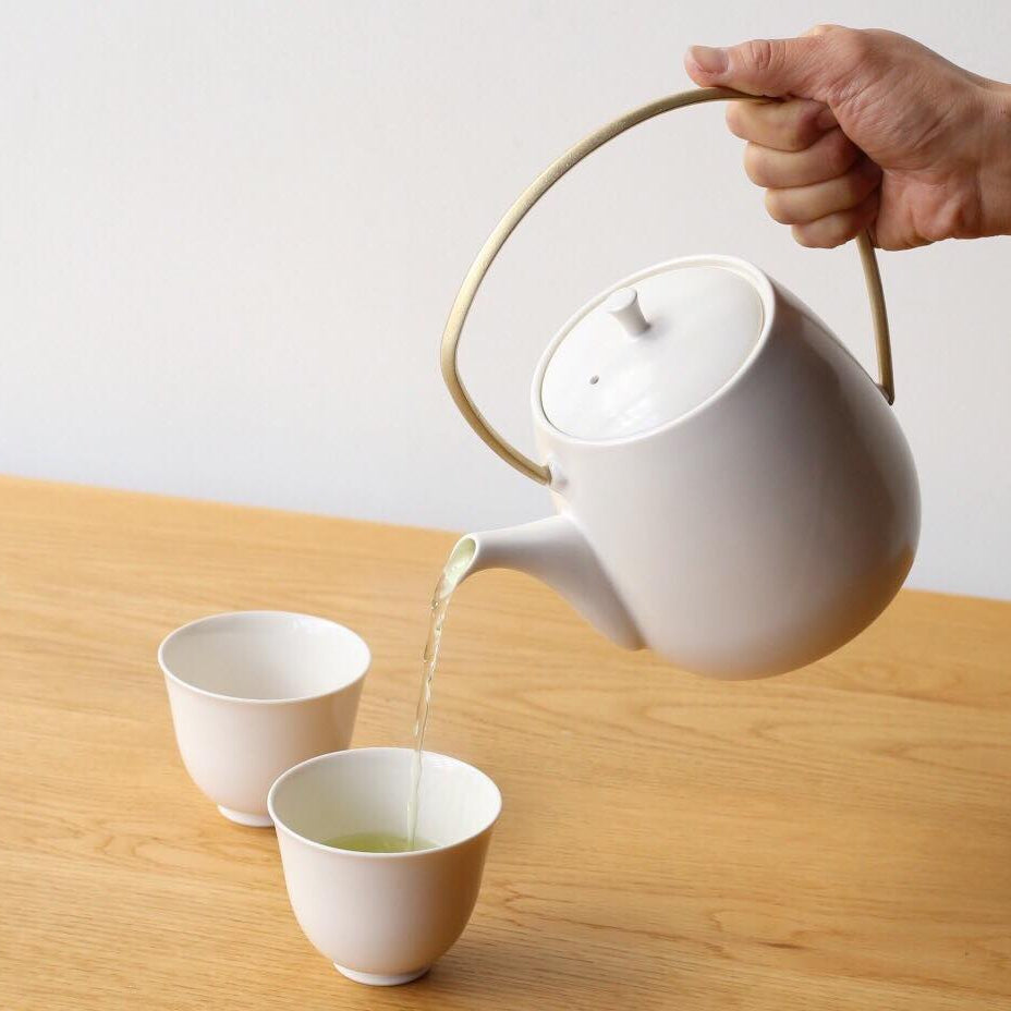 Susumuya Chaten Susumu Dobin Teapot<br>
Lift it from the side and pour without straining your wrist — the lid stays in place