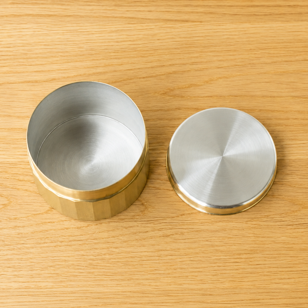 Susumuya Chaten Susumu Tea Caddy<br>
The interior is silver-plated to keep tea leaves in good condition