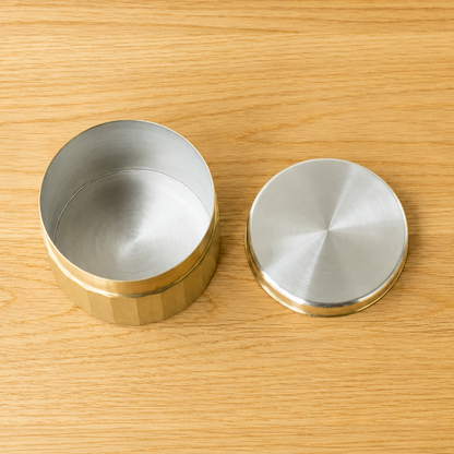 Susumuya Chaten Susumu Tea Caddy<br>
The interior is silver-plated to keep tea leaves in good condition