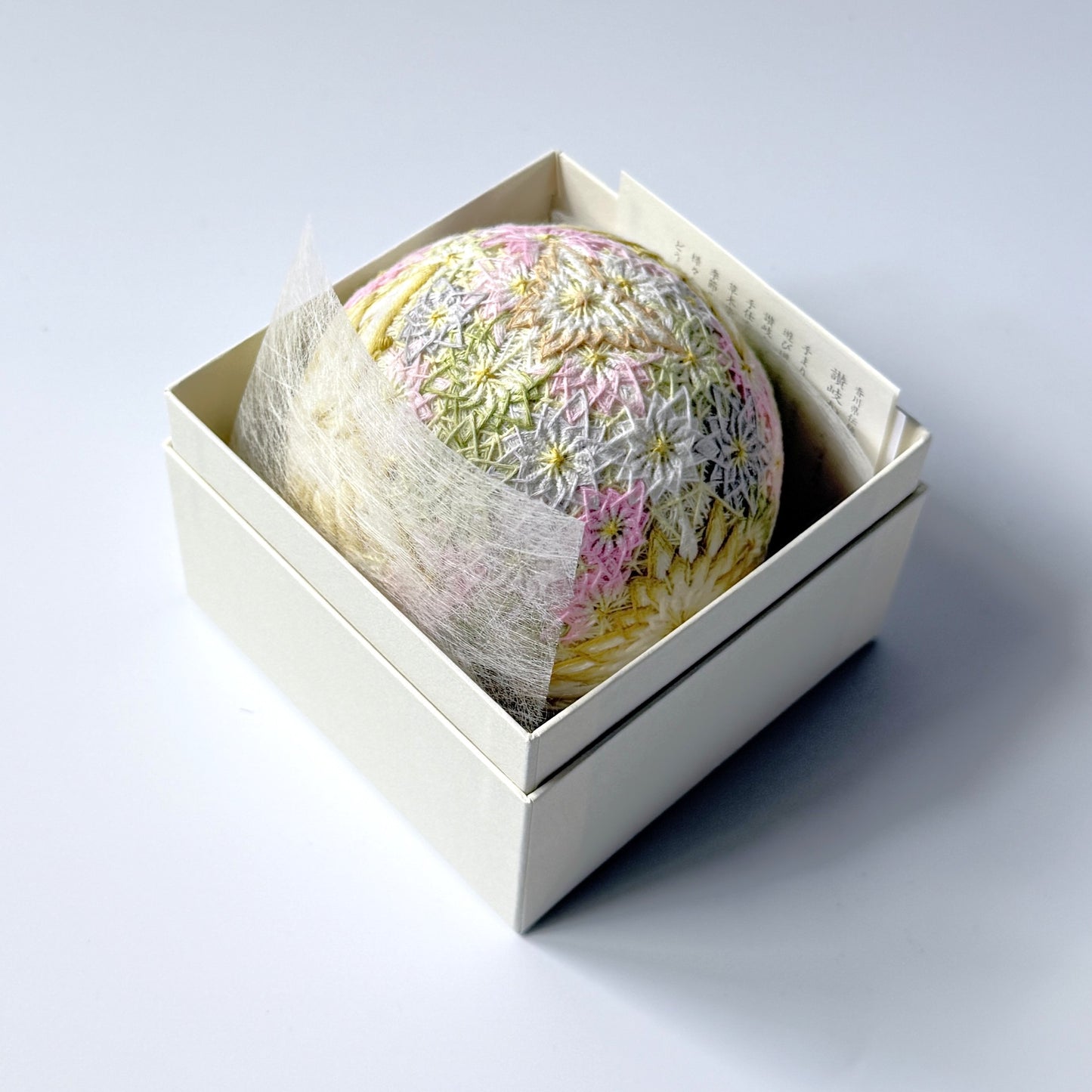 Flowers and Butterflies<br>Diameter: approx. 3.8 in (96 mm) <br>Circumference: approx. 11.8 in (300 mm)
