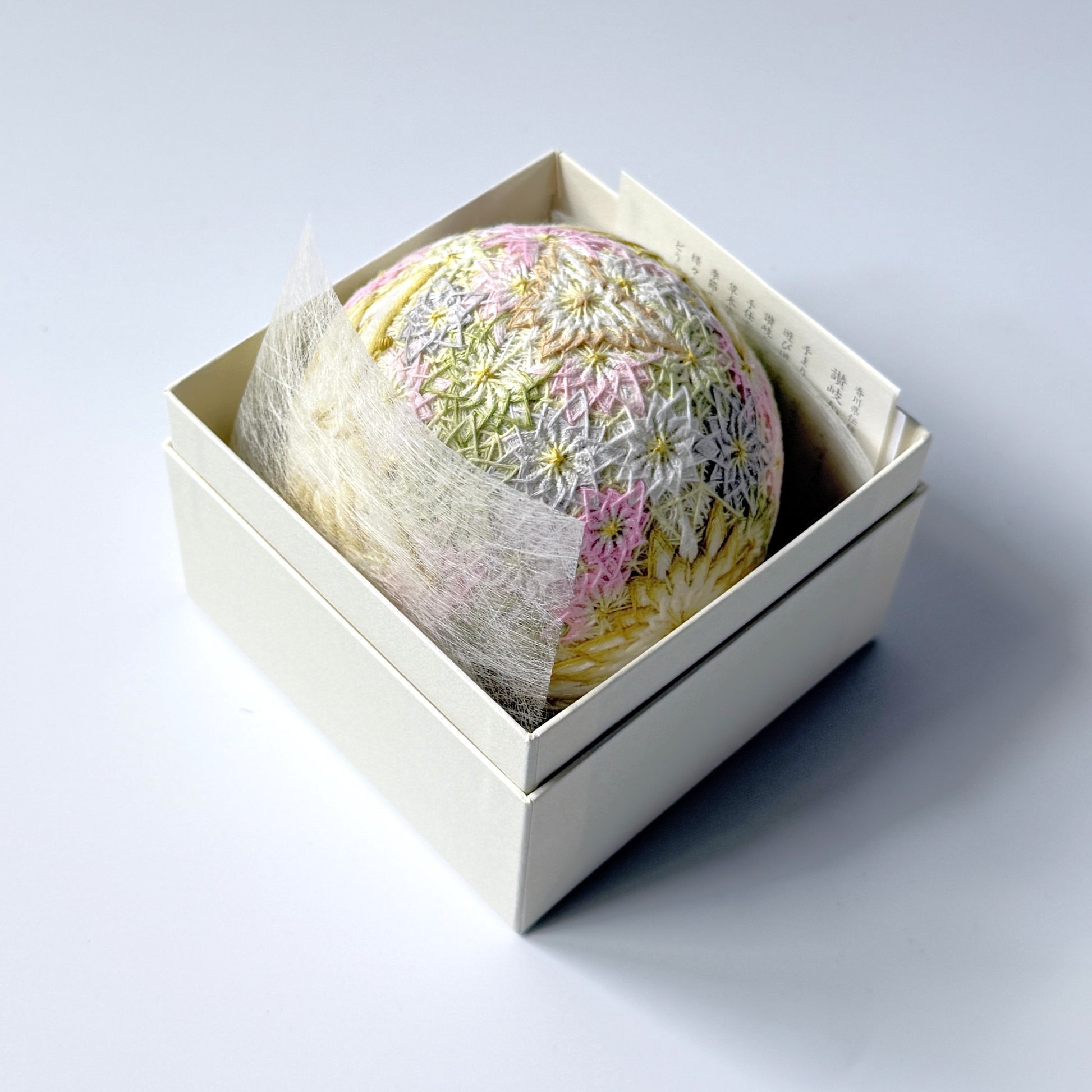 Flowers and Butterflies<br>Diameter: approx. 3.8 in (96 mm) <br>Circumference: approx. 11.8 in (300 mm)

