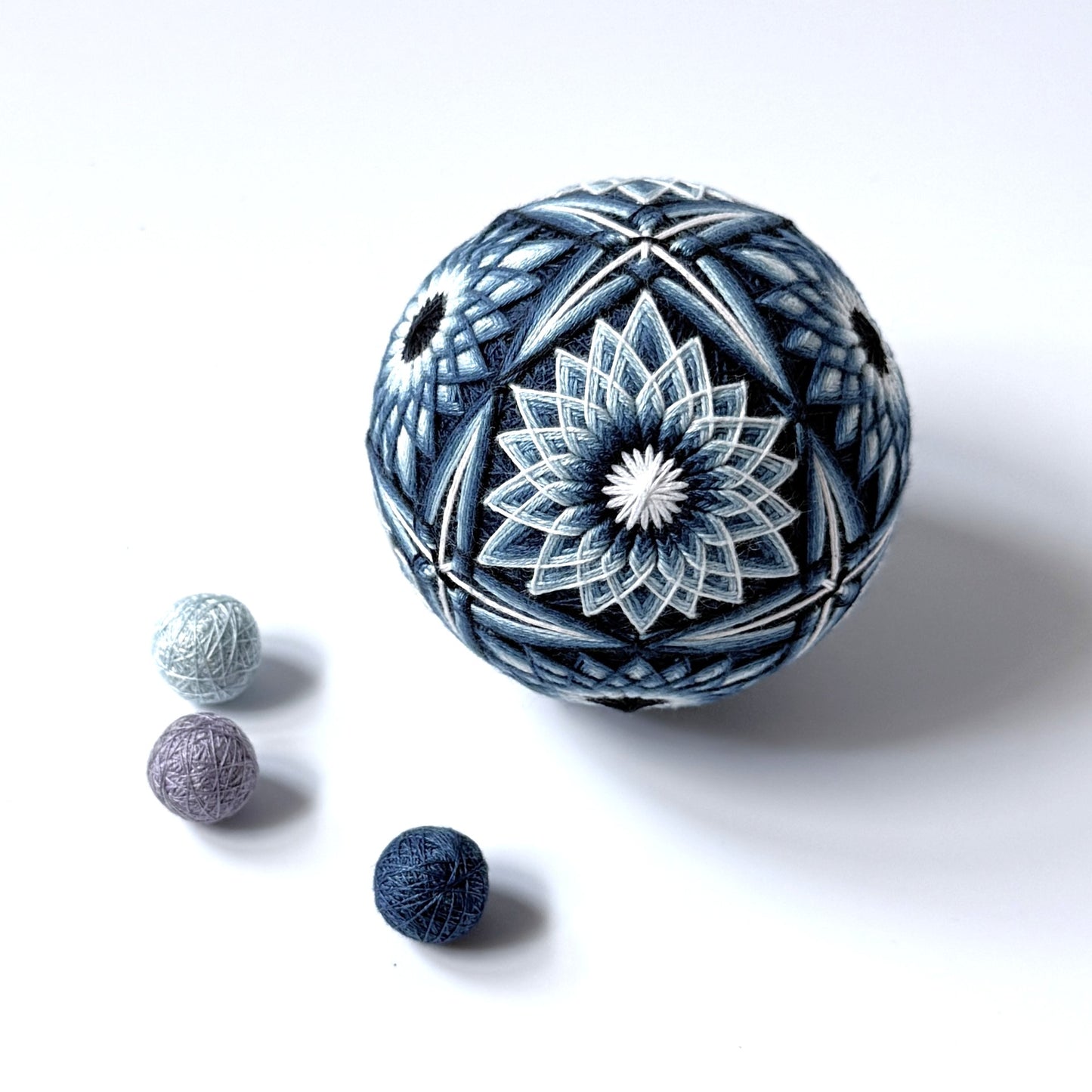 Four-Leaf and Chrysanthemum<br>Diameter: approx. 3.0 in (76 mm) <br> Circumference: approx. 9.4 in (240 mm)
