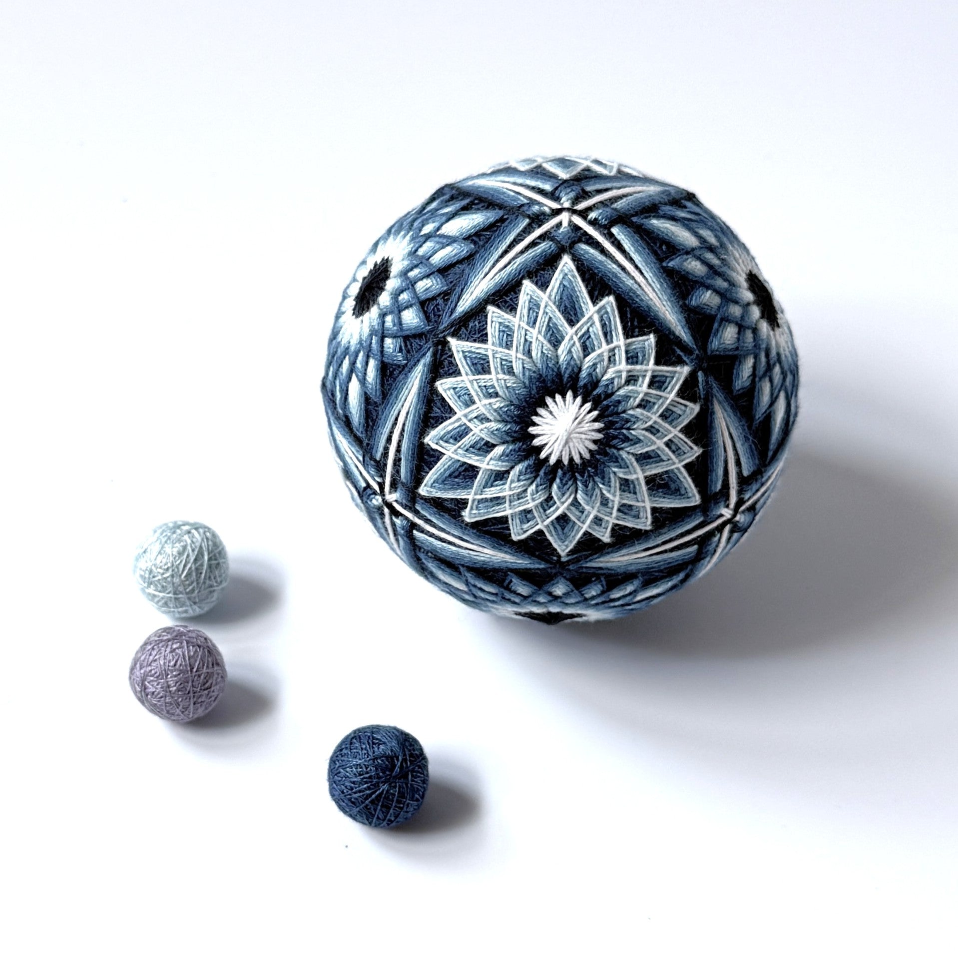 Four-Leaf and Chrysanthemum<br>Diameter: approx. 3.0 in (76 mm) <br> Circumference: approx. 9.4 in (240 mm)
