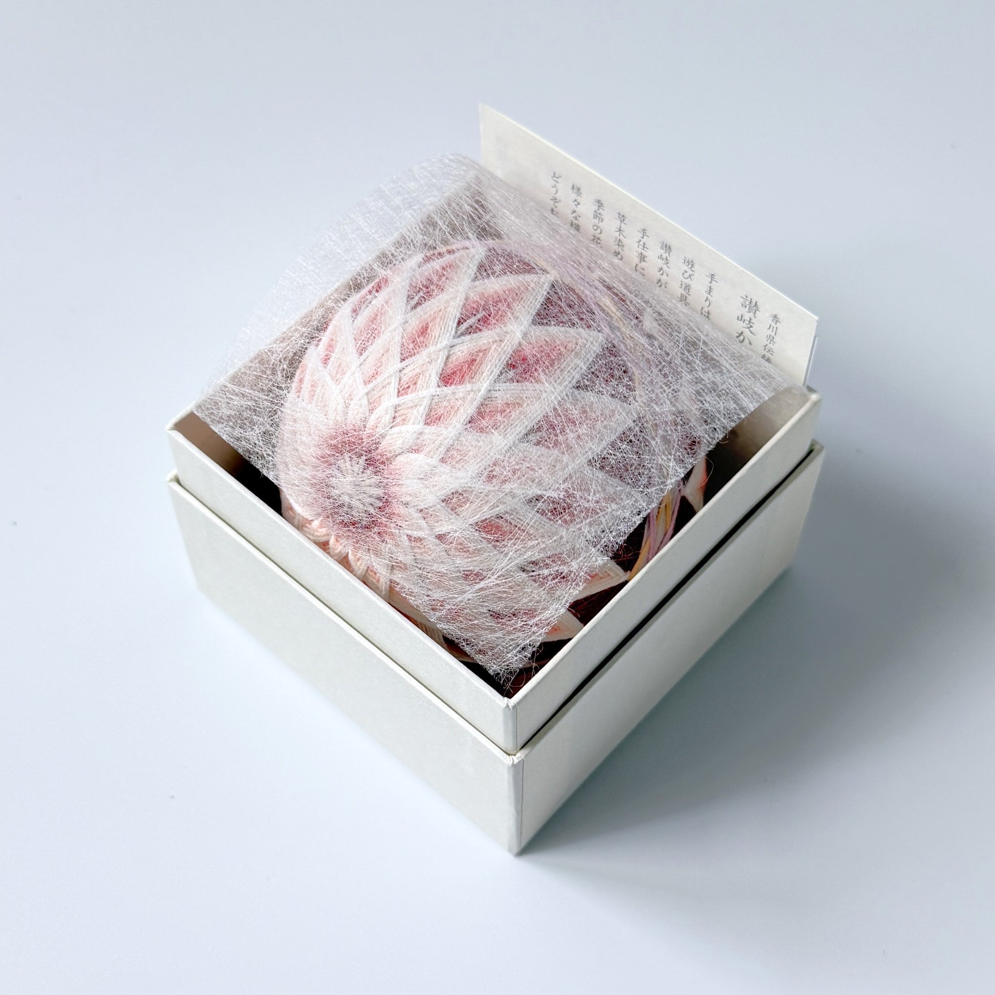 Jūroku-kiku<br>Diameter: approx. 2.6 in (65 mm) <br> Circumference: approx. 7.9 in (200 mm)