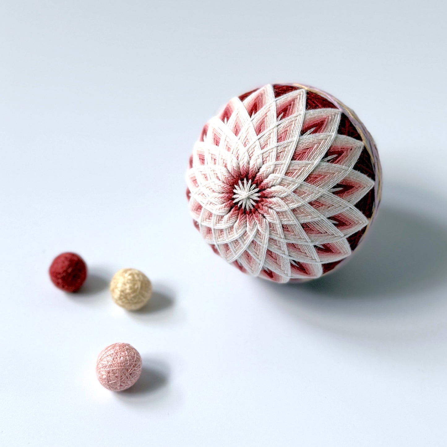 Jūroku-kiku<br>Diameter: approx. 2.6 in (65 mm) <br> Circumference: approx. 7.9 in (200 mm)