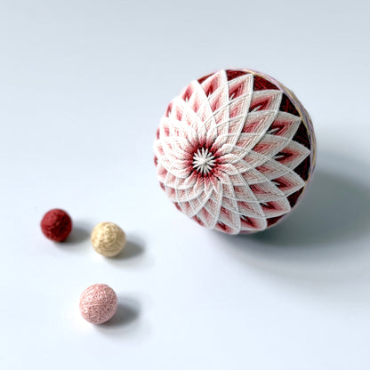 Jūroku-kiku<br>Diameter: approx. 2.6 in (65 mm) <br> Circumference: approx. 7.9 in (200 mm)