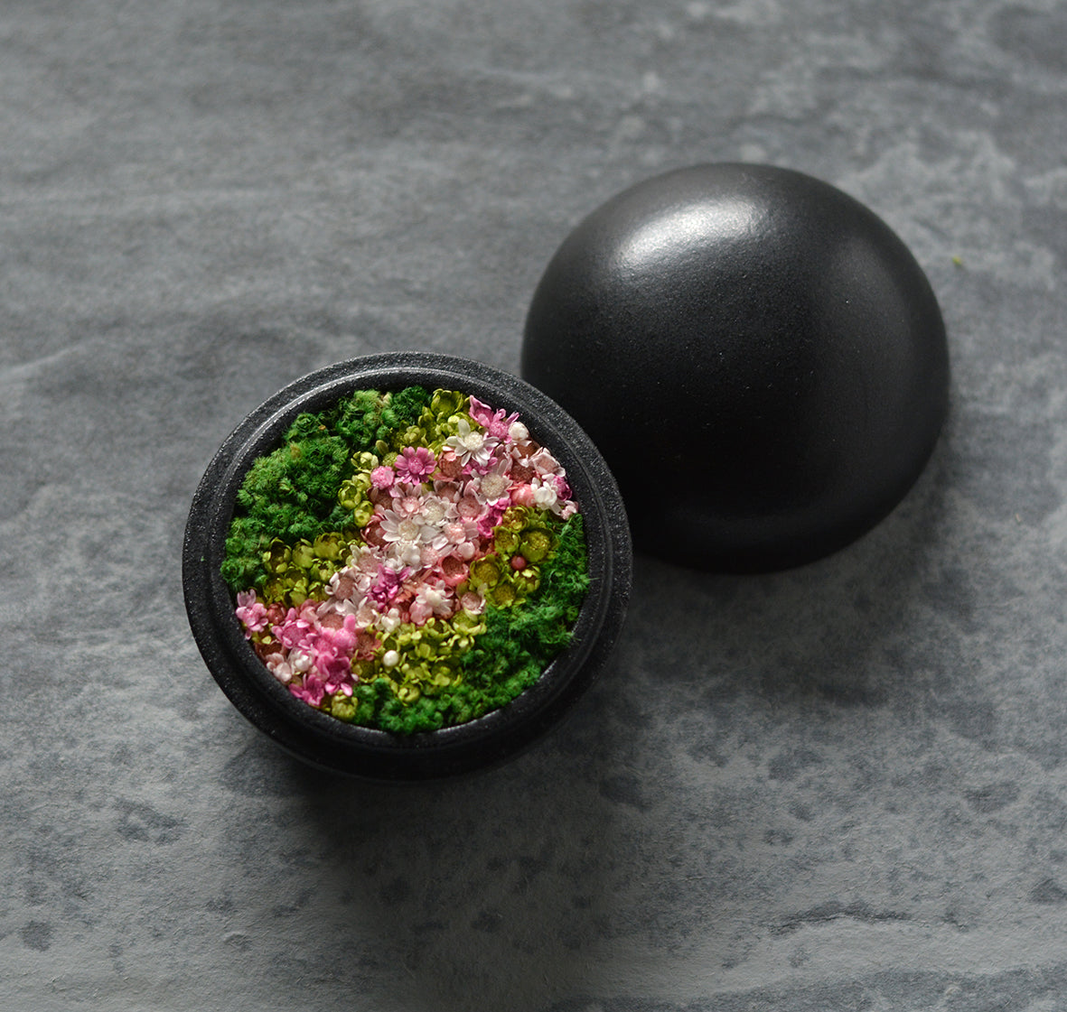 Preserved Flower Art Piece "Hanakogo"