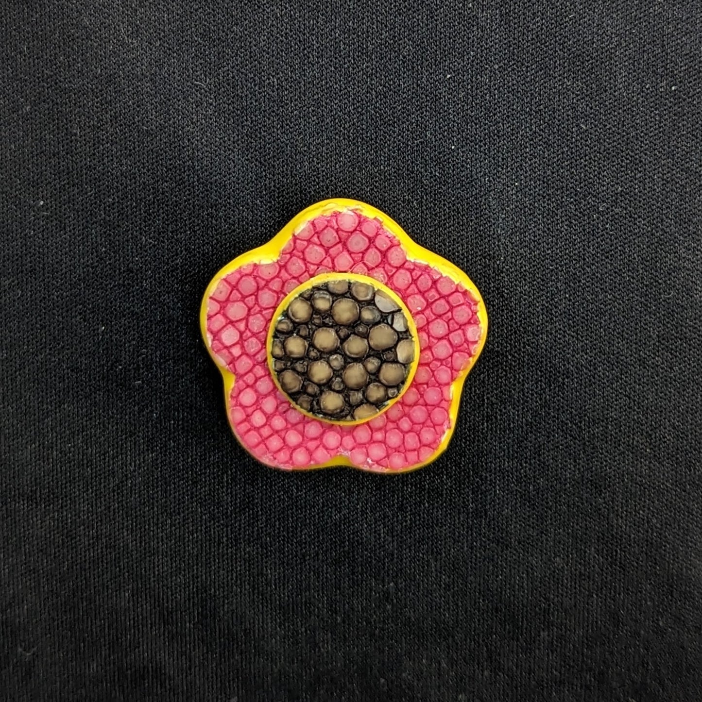 Go-One Stingray Boutonnière<br>Red Purple × Brown