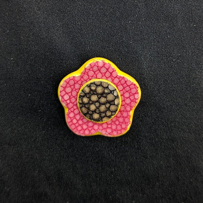 Go-One Stingray Boutonnière<br>Red Purple × Brown