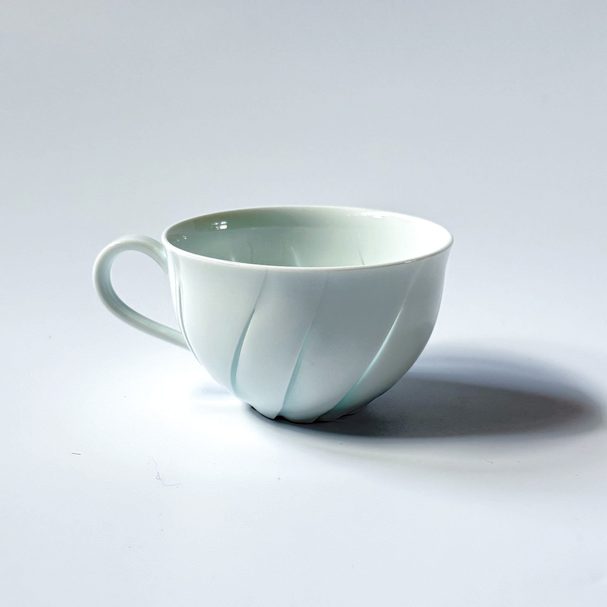 Tea Cup: Dia. 3.5 × H 2.2 in (90 × 55 mm)