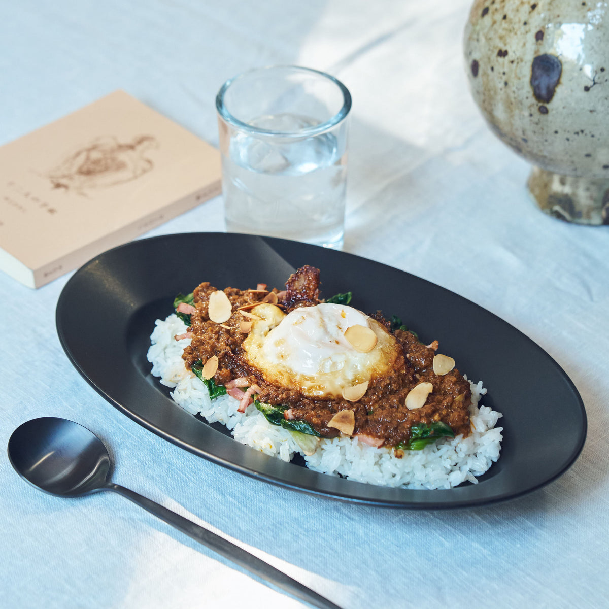 Kuroterasu Oval Plate<br>The black glaze makes food stand out