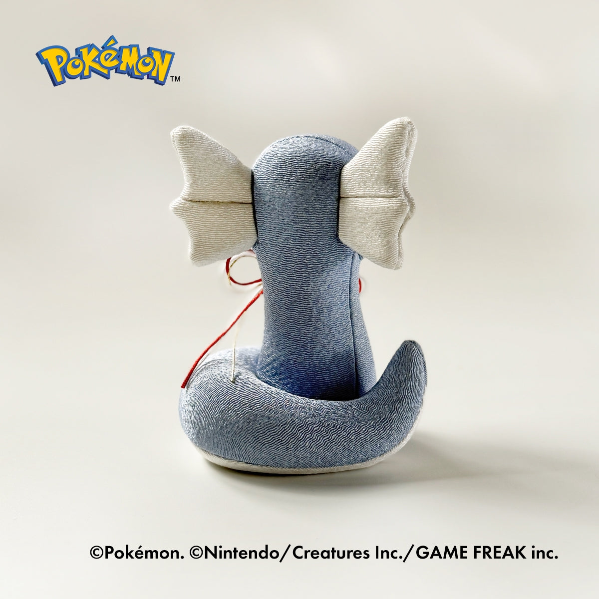 Size (doll) : height (not including ears) 9.5 × width 6.5 × depth 6 cm / 3.7”× 2.6”× 2.4
<br>Width and depth are measured at the center of the bottom.