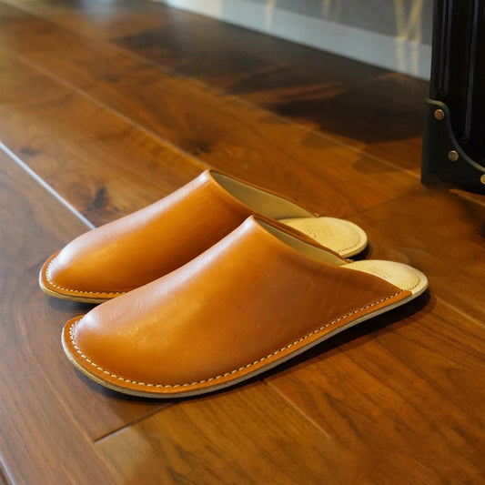 Room shoes "REELA" in  Waxed Leather Camel