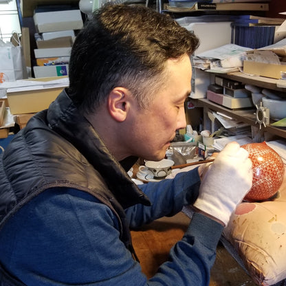 Kazuhiko Komekyu painting intricate akae patterns on Kutani ware